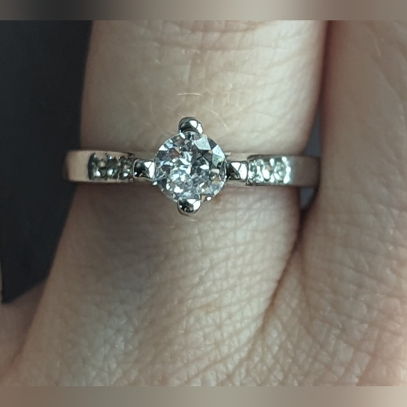 NEW clear beautiful round cut zircon stone set in raised prong on a shiny silver - Picture 2 of 5